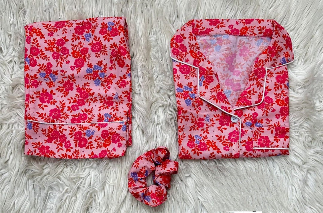 Printed pajama shirt with scrunchies