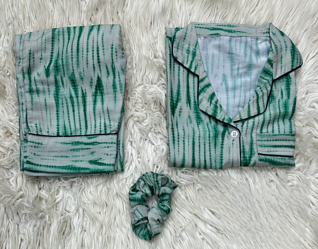 Printed pajama shirt with scrunchies