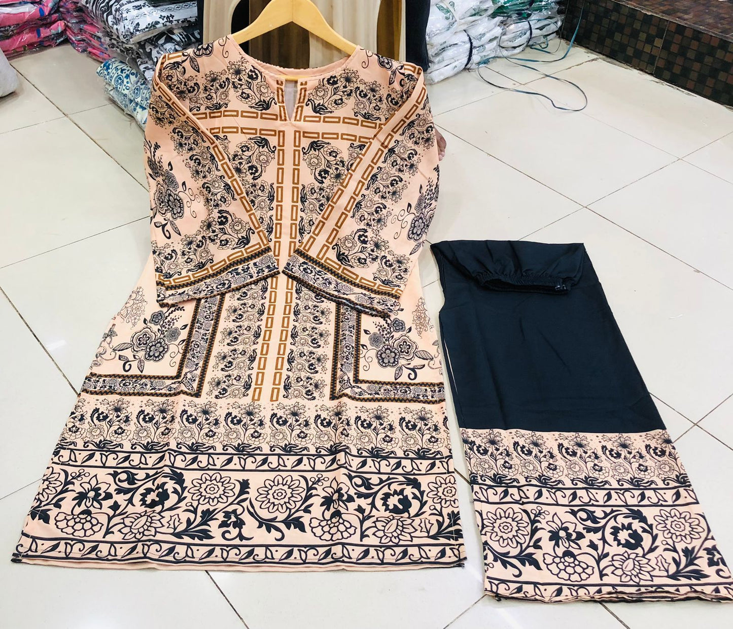 2 Pc Suit🛬🛬Beautiful🌹 Digital🎨 Print Shirt👚With Digital Print Bell Bottom👖