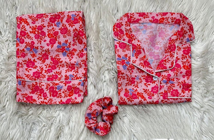 Printed pajama shirt with scrunchies