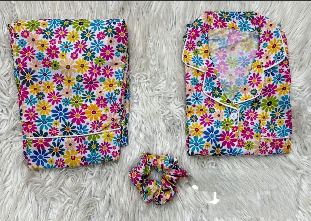 Printed pajama shirt with scrunchies
